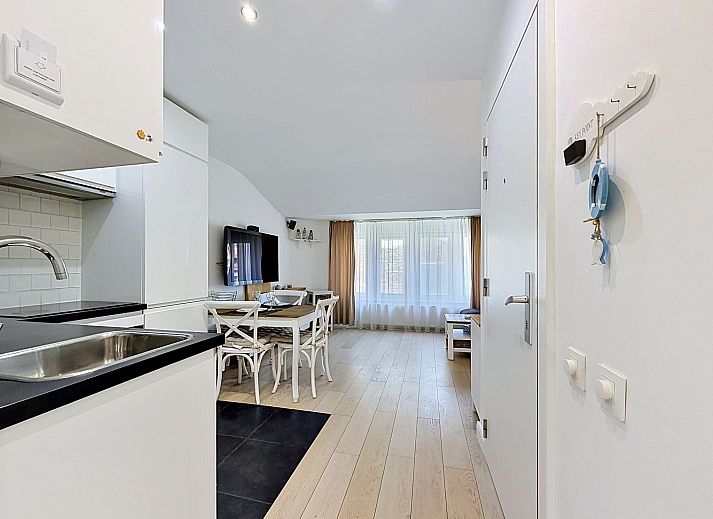 Stijlvolle binnenruimte van Appartement Key Point in Blankenberge, Belgische kust, met moderne keuken en sfeervolle verlichting.