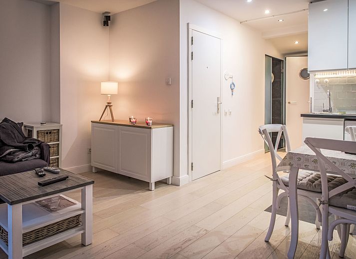 Stijlvolle binnenruimte van Appartement Key Point in Blankenberge, Belgische kust, met moderne keuken en sfeervolle verlichting.