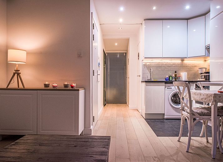 Stijlvolle binnenruimte van Appartement Key Point in Blankenberge, Belgische kust, met moderne keuken en sfeervolle verlichting.