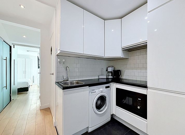 Stijlvolle binnenruimte van Appartement Key Point in Blankenberge, Belgische kust, met moderne keuken en sfeervolle verlichting.