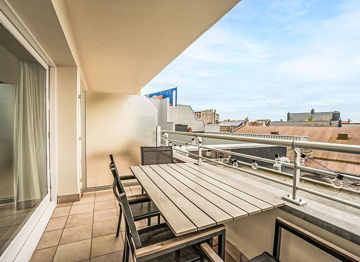 Appartement White Mountains Retreats with city view in Blankenberge biedt een moderne slaapkamer met terras en uitzicht op de Belgische kust.