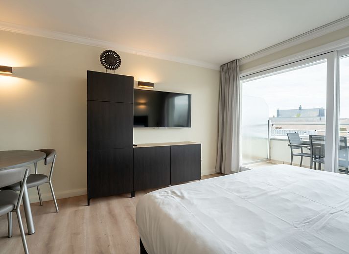 Appartement White Mountains Retreats with city view in Blankenberge biedt een moderne slaapkamer met terras en uitzicht op de Belgische kust.