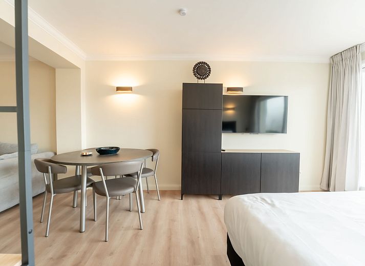 Appartement White Mountains Retreats with city view in Blankenberge biedt een moderne slaapkamer met terras en uitzicht op de Belgische kust.