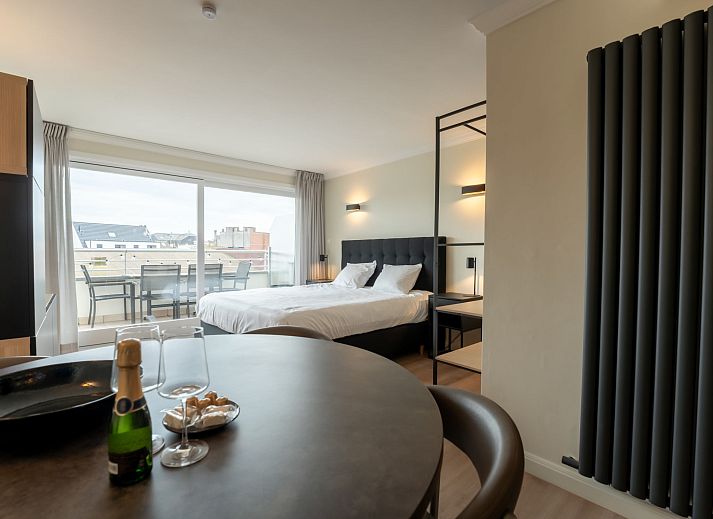Luxe slaapkamer in Appartement White Mountains Retreats with city view, Blankenberge, Belgische kust, met moderne inrichting en comfortabele sfeer.