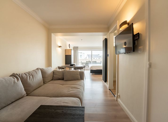 Luxe slaapkamer in Appartement White Mountains Retreats with city view, Blankenberge, Belgische kust, met moderne inrichting en comfortabele sfeer.