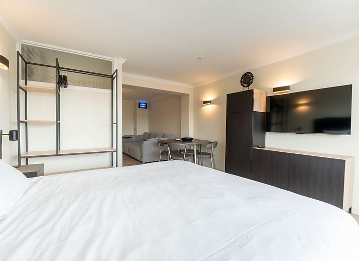 Luxe slaapkamer in Appartement White Mountains Retreats with city view, Blankenberge, Belgische kust, met moderne inrichting en comfortabele sfeer.