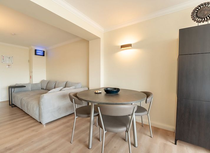 Luxe slaapkamer in Appartement White Mountains Retreats with city view, Blankenberge, Belgische kust, met moderne inrichting en comfortabele sfeer.
