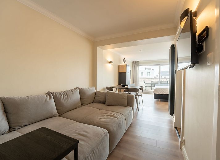 Lichte woonkamer van Appartement White Mountains Retreats met stadzicht in Blankenberge, Belgische kust, ideaal voor ontspanning.