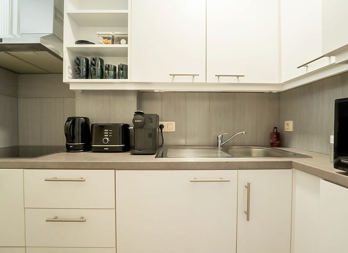 Lichte woonkamer van Appartement White Mountains Retreats met stadzicht in Blankenberge, Belgische kust, ideaal voor ontspanning.