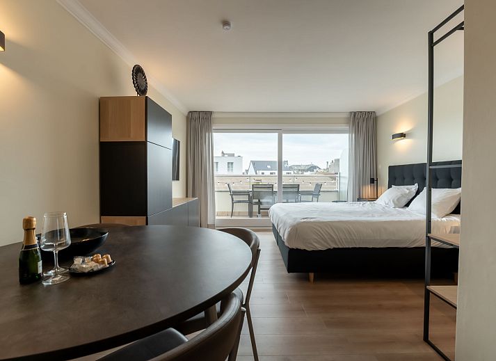 Lichte woonkamer van Appartement White Mountains Retreats met stadzicht in Blankenberge, Belgische kust, ideaal voor ontspanning.