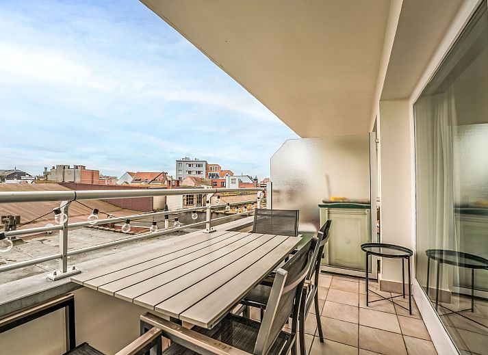 Lichte woonkamer van Appartement White Mountains Retreats met stadzicht in Blankenberge, Belgische kust, ideaal voor ontspanning.