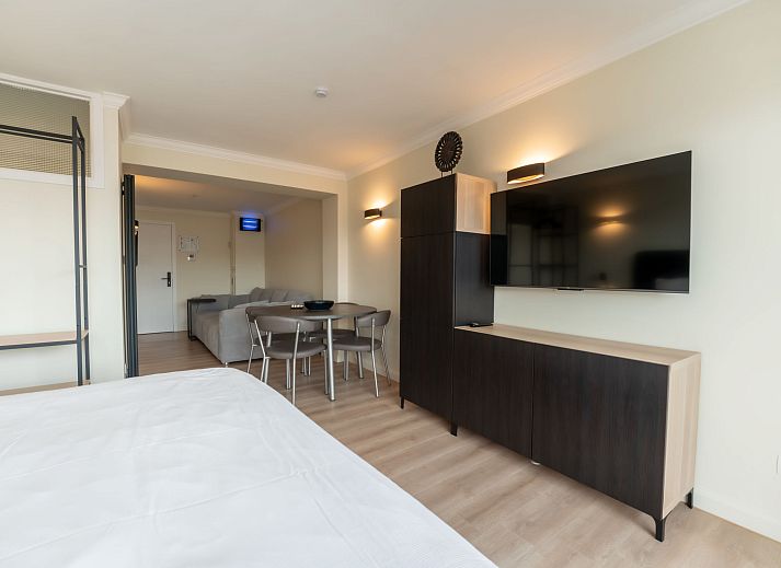 Lichte woonkamer van Appartement White Mountains Retreats met stadzicht in Blankenberge, Belgische kust, ideaal voor ontspanning.