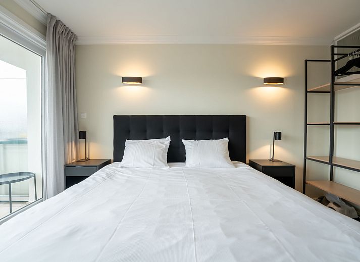 Geniet van het terras van Appartement White Mountains Retreats met uitzicht op de stad in Blankenberge aan de Belgische kust.