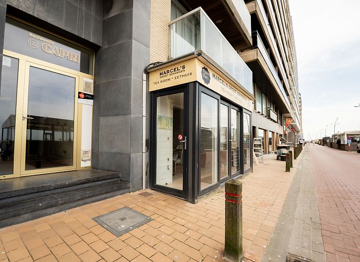 Geniet van het terras van Appartement White Mountains Retreats met uitzicht op de stad in Blankenberge aan de Belgische kust.