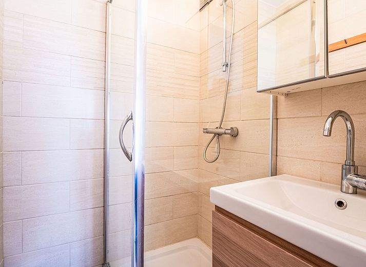 Gezellige woonkamer van Appartement BeachNest in Blankenberge, Belgische kust, met licht interieur en comfortabel meubilair.