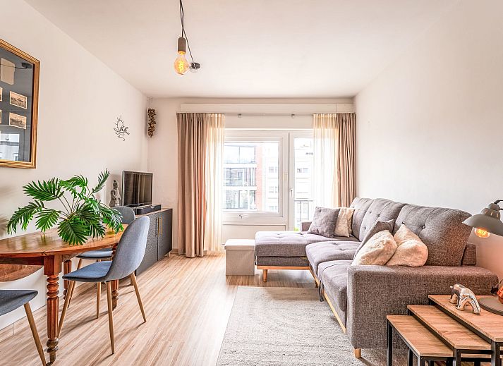 Sfeervolle slaapkamer in Appartement BeachNest, centraal gelegen in Blankenberge aan de Belgische kust, ideaal voor een ontspannen verblijf.