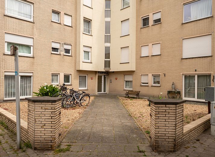 Sfeervolle slaapkamer in Appartement BeachNest, centraal gelegen in Blankenberge aan de Belgische kust, ideaal voor een ontspannen verblijf.