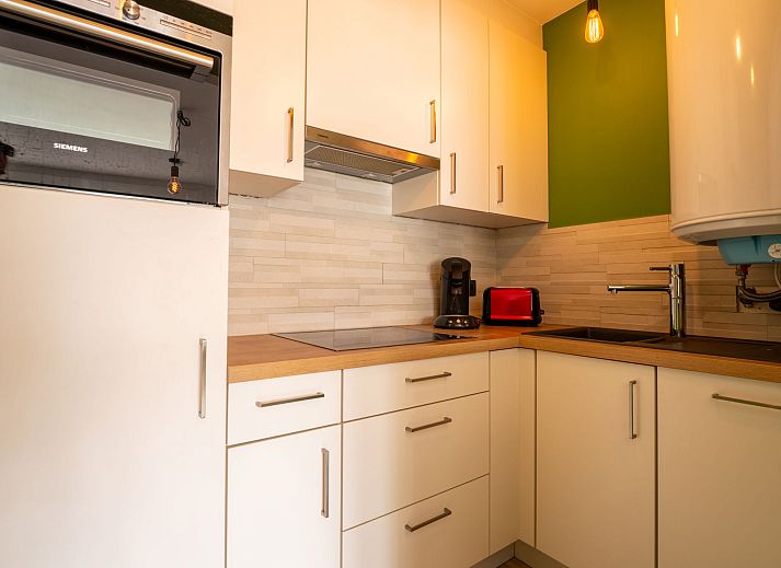 Sfeervolle slaapkamer in Appartement BeachNest, centraal gelegen in Blankenberge aan de Belgische kust, ideaal voor een ontspannen verblijf.