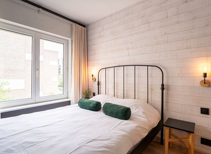 Sfeervolle slaapkamer in Appartement BeachNest, centraal gelegen in Blankenberge aan de Belgische kust, ideaal voor een ontspannen verblijf.