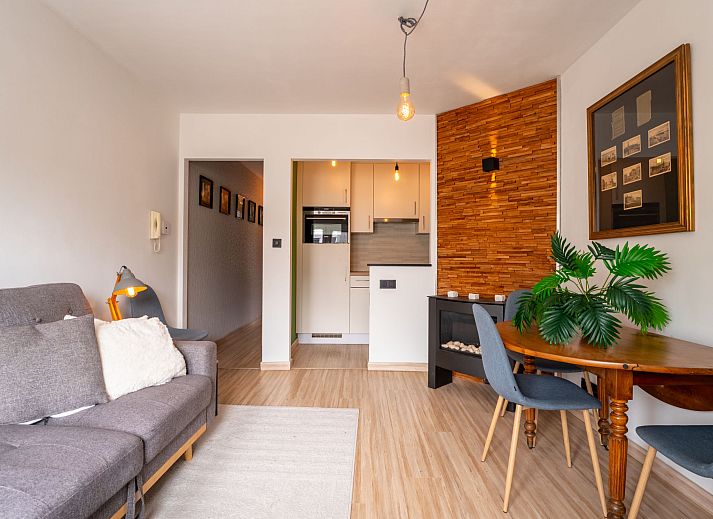 Sfeervolle slaapkamer in Appartement BeachNest, centraal gelegen in Blankenberge aan de Belgische kust, ideaal voor een ontspannen verblijf.