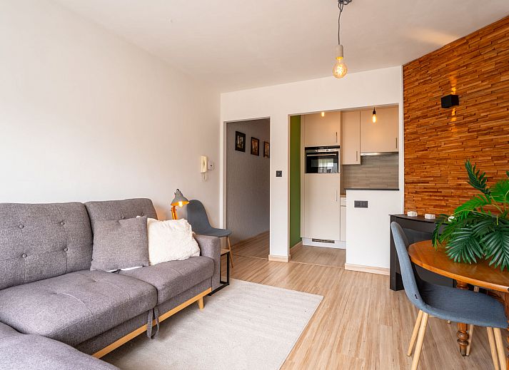 Gezellige woonkamer van Appartement BeachNest in Blankenberge, Belgische kust, met moderne inrichting en comfortabele zithoek.