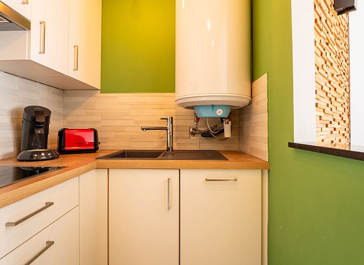 Gezellige woonkamer van Appartement BeachNest in Blankenberge, Belgische kust, met moderne inrichting en comfortabele zithoek.