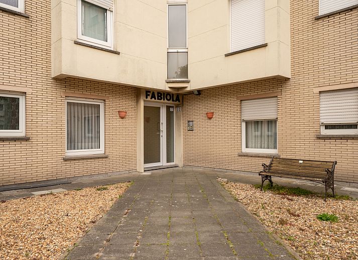 Gezellige woonkamer van Appartement BeachNest in Blankenberge, Belgische kust, met moderne inrichting en comfortabele zithoek.