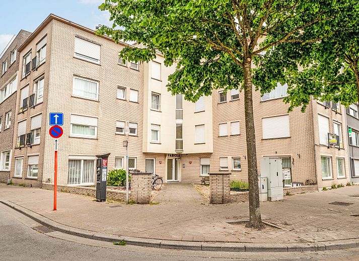 Moderne keuken in Appartement BeachNest, Blankenberge aan de Belgische kust, met stijlvolle inrichting en hoogwaardige apparatuur.