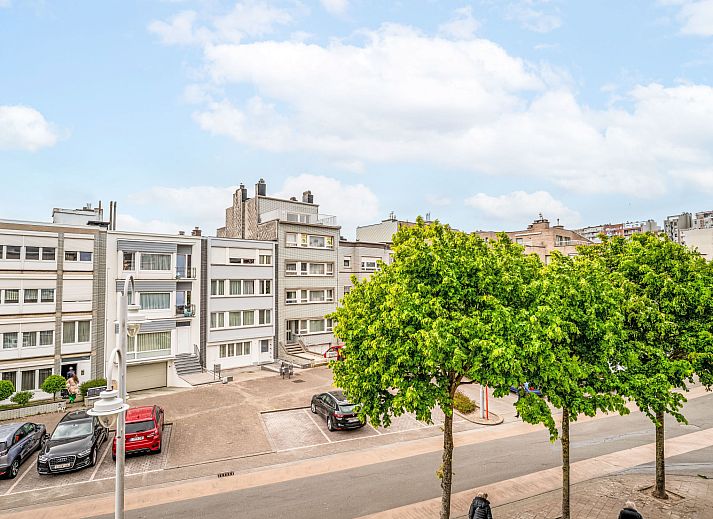 Moderne keuken in Appartement BeachNest, Blankenberge aan de Belgische kust, met stijlvolle inrichting en hoogwaardige apparatuur.