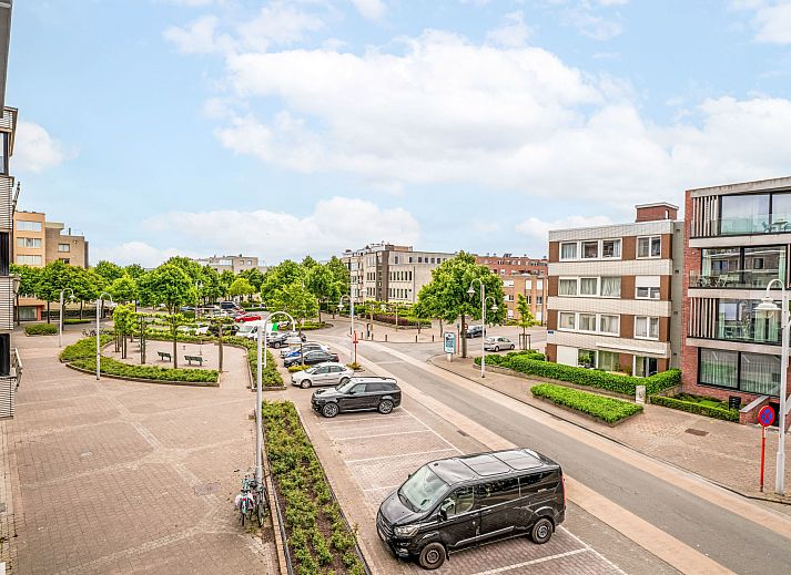 Moderne keuken in Appartement BeachNest, Blankenberge aan de Belgische kust, met stijlvolle inrichting en hoogwaardige apparatuur.