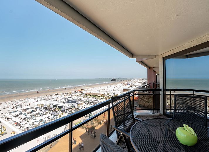 Stijlvolle woonkamer in Appartement Aqua Vista met zeezicht, Blankenberge, Belgische kust. Comfortabele ruimte voor ontspanning en gezelligheid.