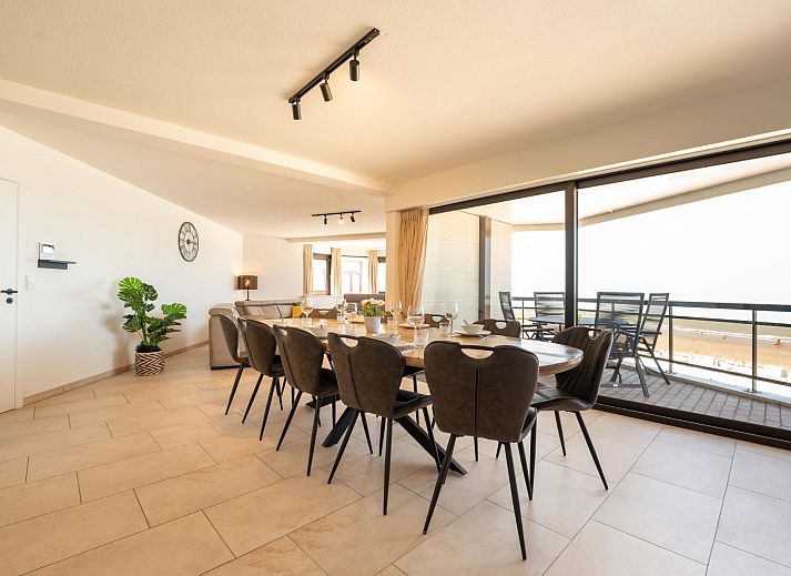 Stijlvolle woonkamer in Appartement Aqua Vista met zeezicht, Blankenberge, Belgische kust. Comfortabele ruimte voor ontspanning en gezelligheid.