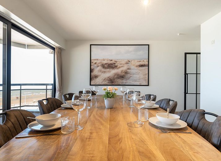 Ruime eetkamer van Appartement Aqua Vista met uitzicht op zee in Blankenberge, Belgische kust. Geniet van comfort en een prachtig terras.