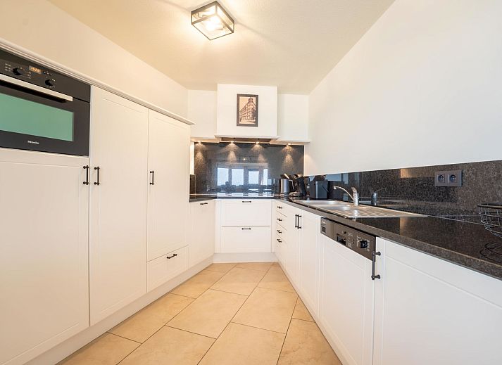 Ruime eetkamer van Appartement Aqua Vista met uitzicht op zee in Blankenberge, Belgische kust. Geniet van comfort en een prachtig terras.