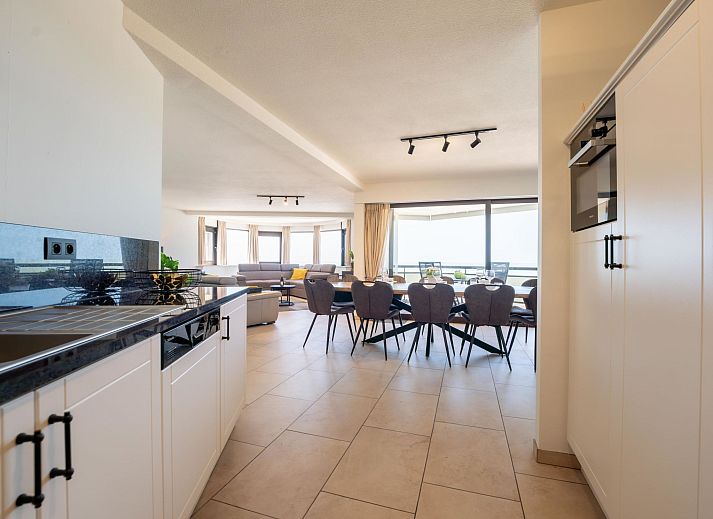 Ruime eetkamer van Appartement Aqua Vista met uitzicht op zee in Blankenberge, Belgische kust. Geniet van comfort en een prachtig terras.