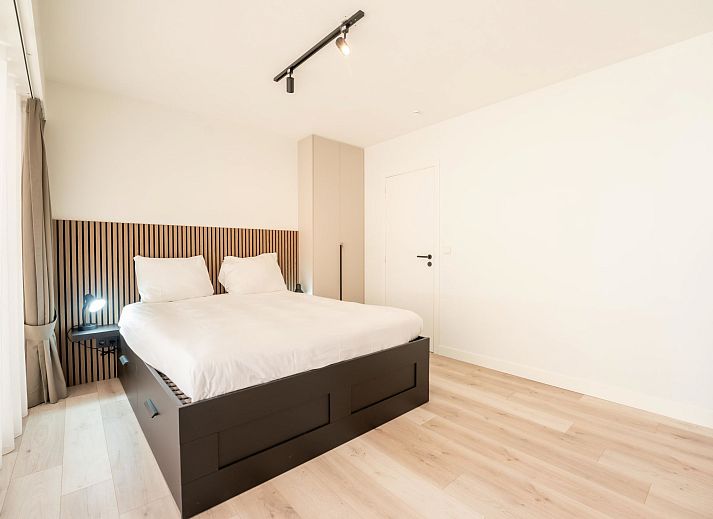 Ruime eetkamer van Appartement Aqua Vista met uitzicht op zee in Blankenberge, Belgische kust. Geniet van comfort en een prachtig terras.