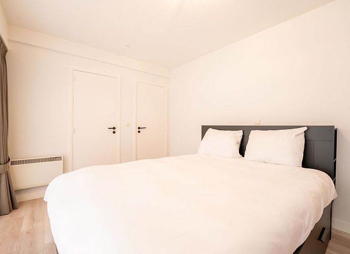 Lichte slaapkamer in Appartement Aqua Vista met zeezicht en parkeergelegenheid, gelegen in Blankenberge aan de Belgische kust.