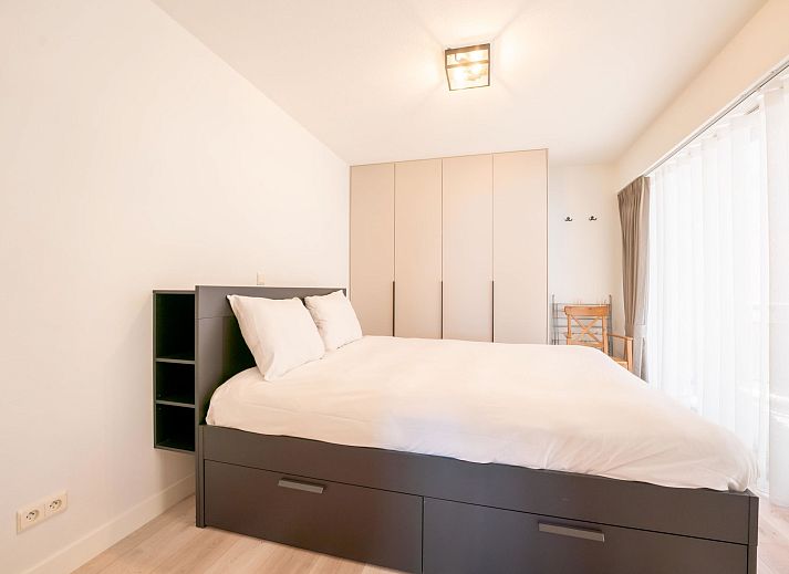 Lichte slaapkamer in Appartement Aqua Vista met zeezicht en parkeergelegenheid, gelegen in Blankenberge aan de Belgische kust.