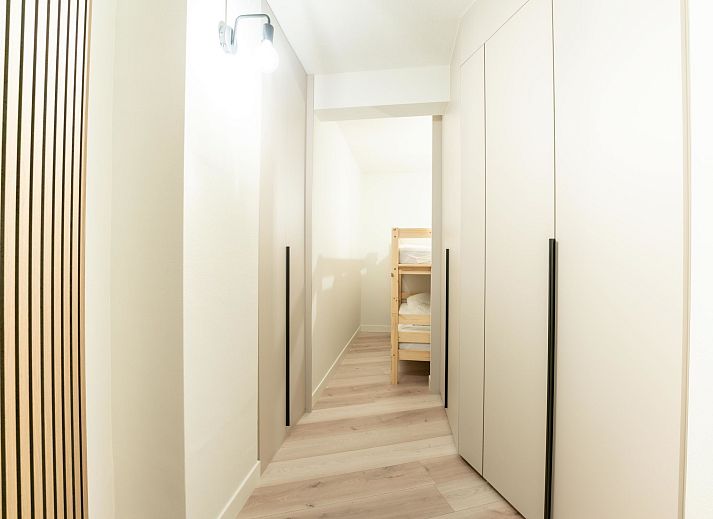 Lichte slaapkamer in Appartement Aqua Vista met zeezicht en parkeergelegenheid, gelegen in Blankenberge aan de Belgische kust.