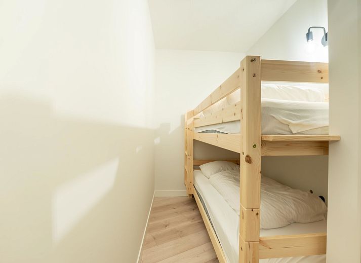 Lichte slaapkamer in Appartement Aqua Vista met zeezicht en parkeergelegenheid, gelegen in Blankenberge aan de Belgische kust.