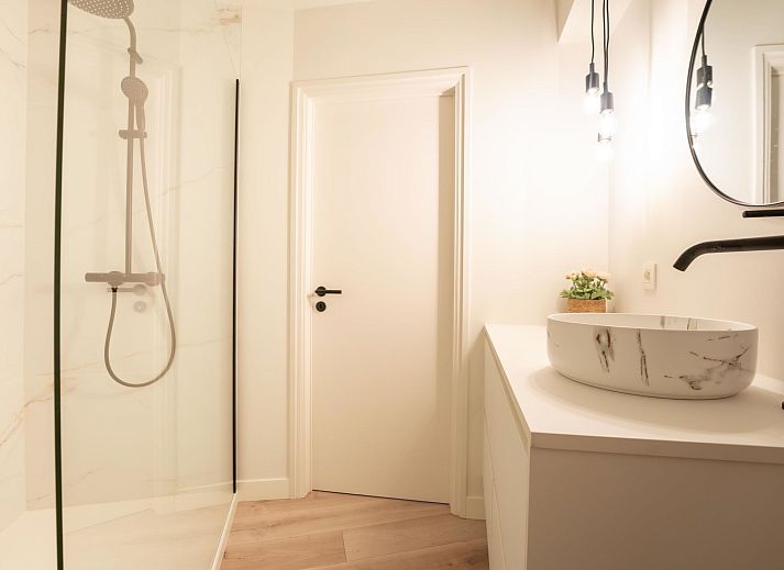 Moderne badkamer in Appartement Aqua Vista met parkeerplaats en zeezicht, gelegen in Blankenberge aan de Belgische kust, biedt comfort en stijl.
