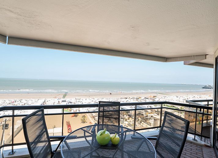 Moderne badkamer in Appartement Aqua Vista met parkeerplaats en zeezicht, gelegen in Blankenberge aan de Belgische kust, biedt comfort en stijl.
