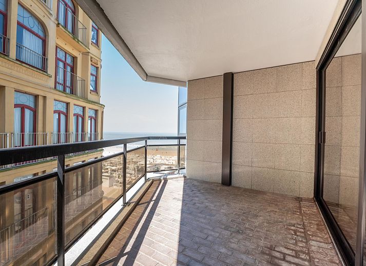 Moderne badkamer in Appartement Aqua Vista met parkeerplaats en zeezicht, gelegen in Blankenberge aan de Belgische kust, biedt comfort en stijl.