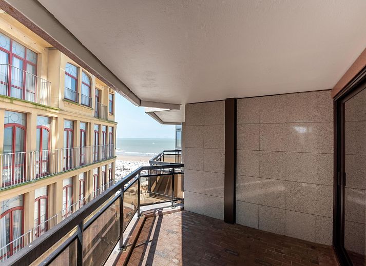 Moderne badkamer in Appartement Aqua Vista met parkeerplaats en zeezicht, gelegen in Blankenberge aan de Belgische kust, biedt comfort en stijl.