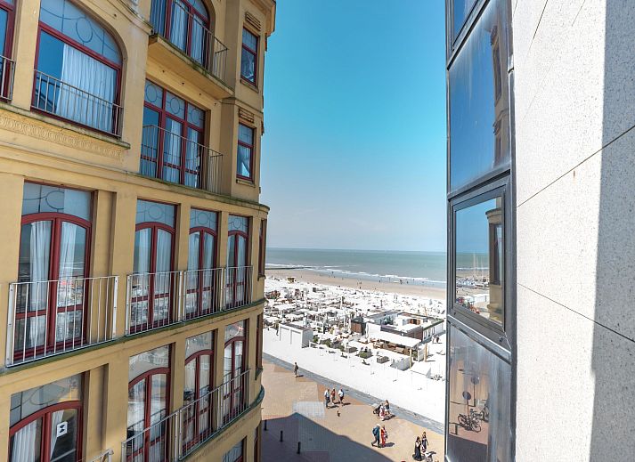 Moderne badkamer in Appartement Aqua Vista met parkeerplaats en zeezicht, gelegen in Blankenberge aan de Belgische kust, biedt comfort en stijl.
