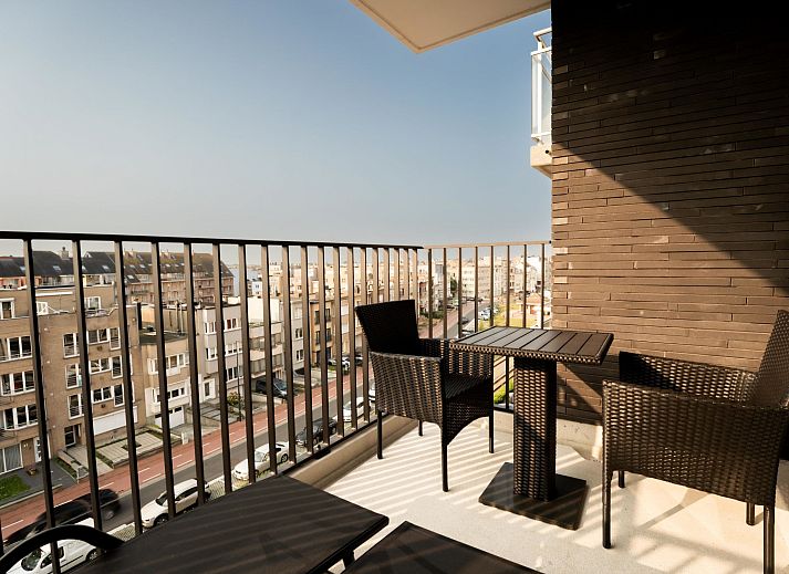 Gezellige eetruimte in Appartement Richard I met uitzicht op de stad, gelegen in Blankenberge aan de Belgische kust, ideaal voor een ontspannen verblijf.