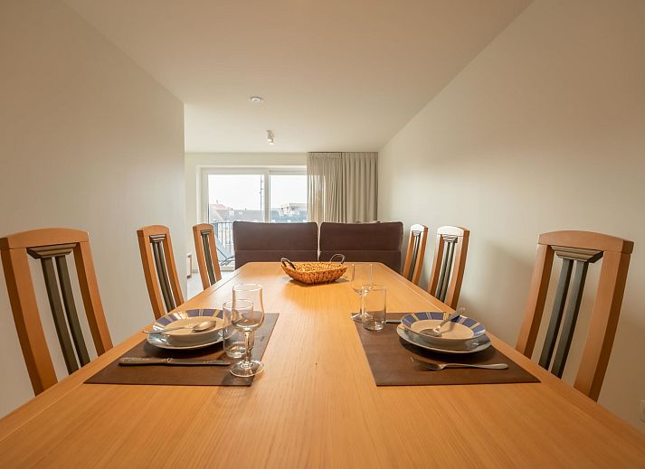 Appartement Richard I in Blankenberge biedt een gezellige woonkamer met balkon en stadszicht aan de Belgische kust.