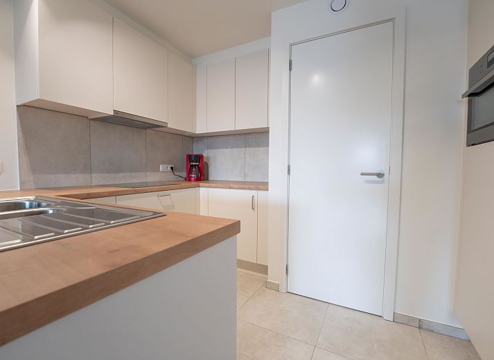 Appartement Richard I in Blankenberge biedt een gezellige woonkamer met balkon en stadszicht aan de Belgische kust.