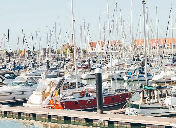 Ruime eetkamer en keuken in Familiesuite met zeezicht, Blankenberge, Belgische kust, ideaal voor gezinnen.