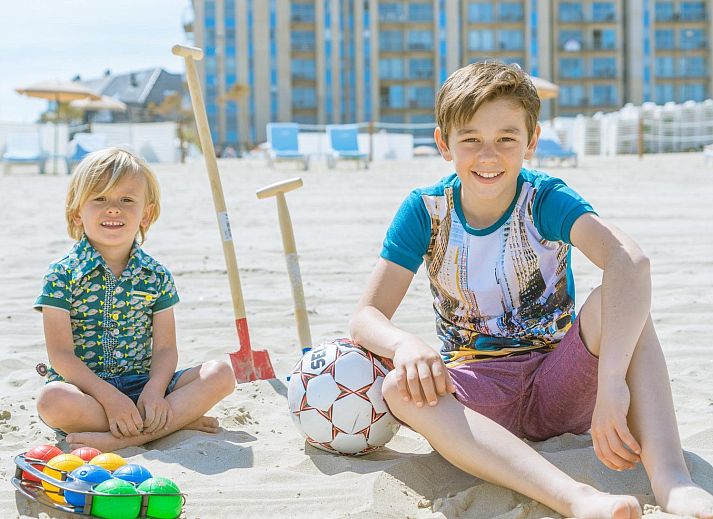 Ruime eetkamer en keuken in Familiesuite met zeezicht, Blankenberge, Belgische kust, ideaal voor gezinnen.